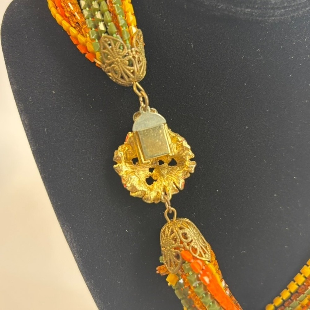 Vintage Necklace Vibrant Pressed Plastic Intricate Clasp Unique Retro Piece‎ - Picture 8 of 9